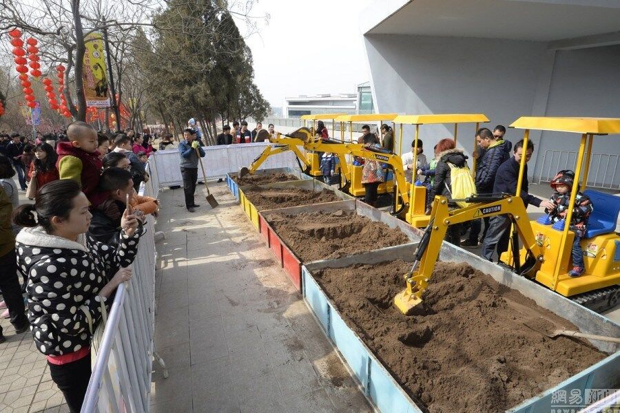 混凝土、娃娃版挖掘機(jī)、起重機(jī)